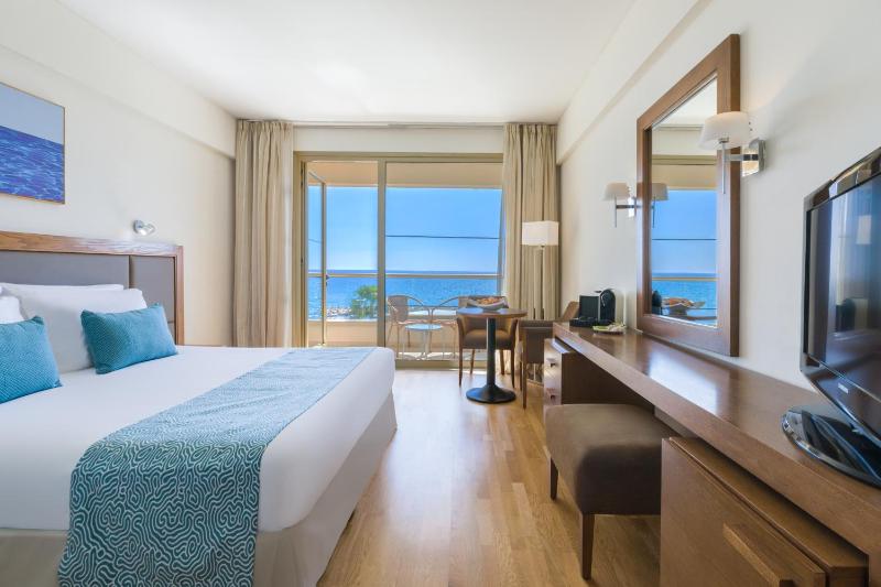 Double Room with Pool and Sea View image 1