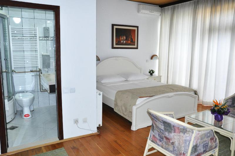 Double Room image 2