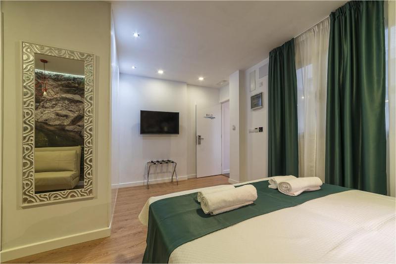 Junior Double Room image 3