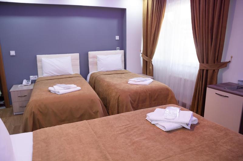 Standard Quadruple Room image 2