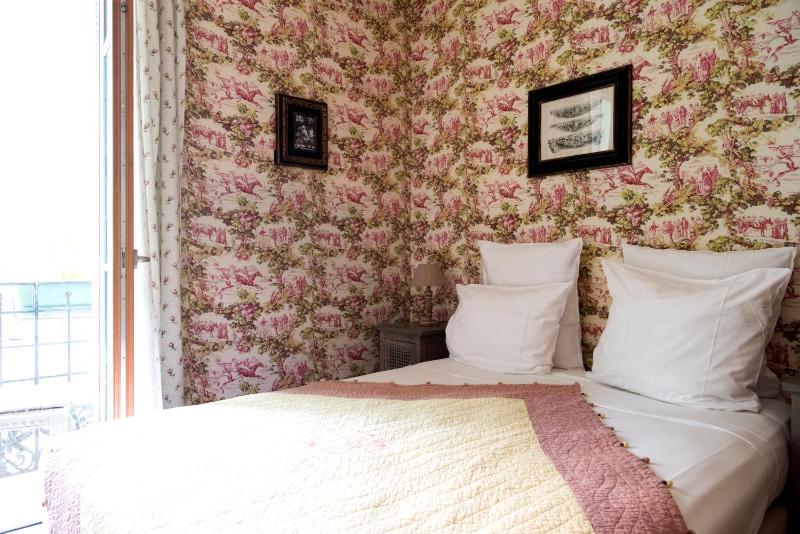 Superior Triple Room with City or Garden view image 3