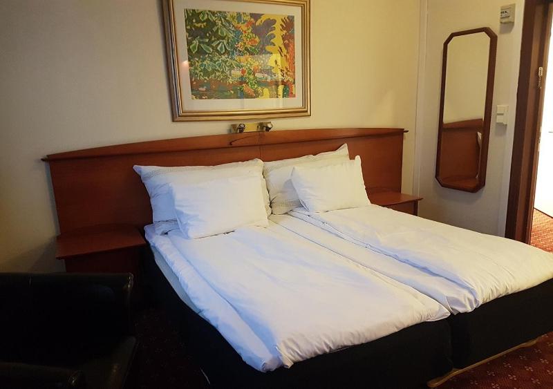 Chesterfield Hotel - image 28