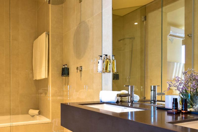 Deluxe Suite with Sea View image 2