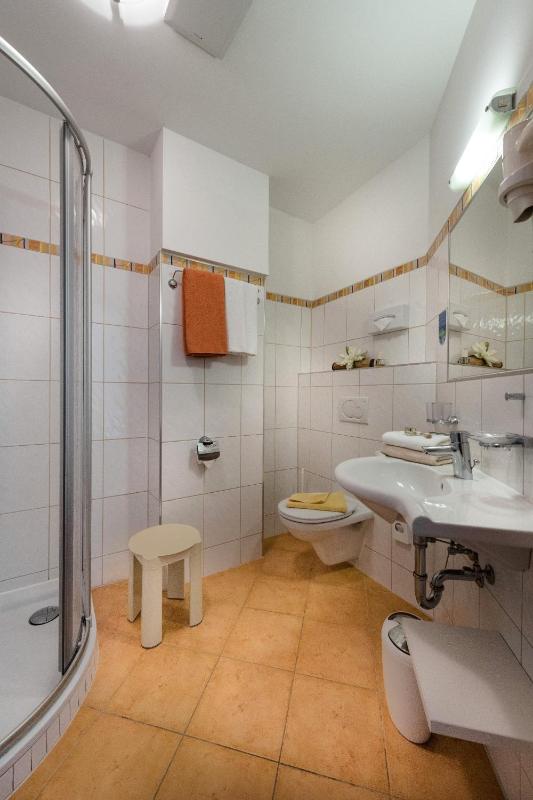 Budget Twin Room image 2