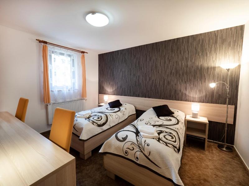 Economy Triple Room image 3