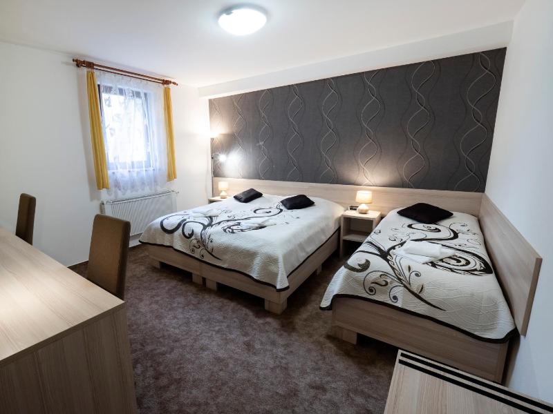 Economy Triple Room image 2