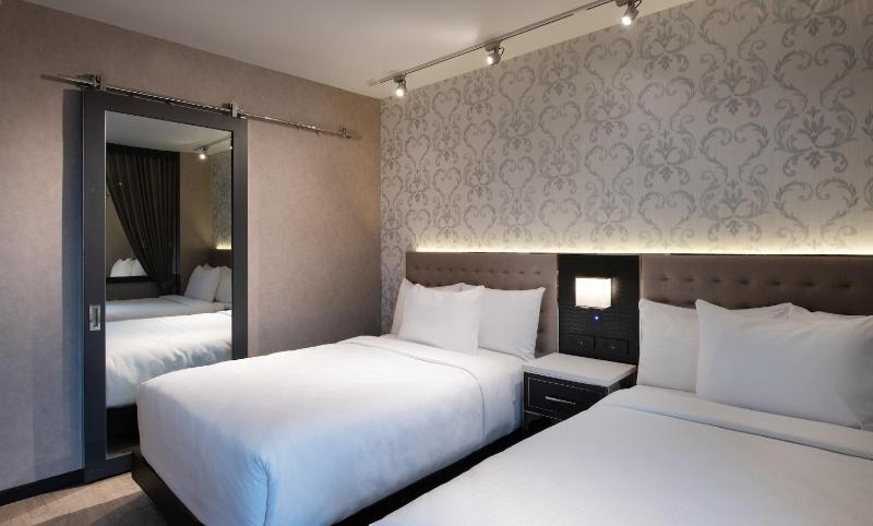 Deluxe Double Guest Room image 3