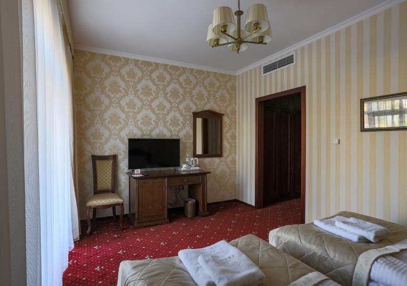 Twin Room image 3