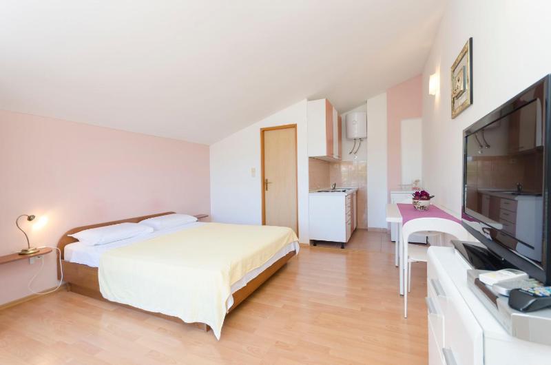 Apartments Sweet garden - image 12