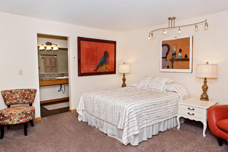 Queen Room image 4