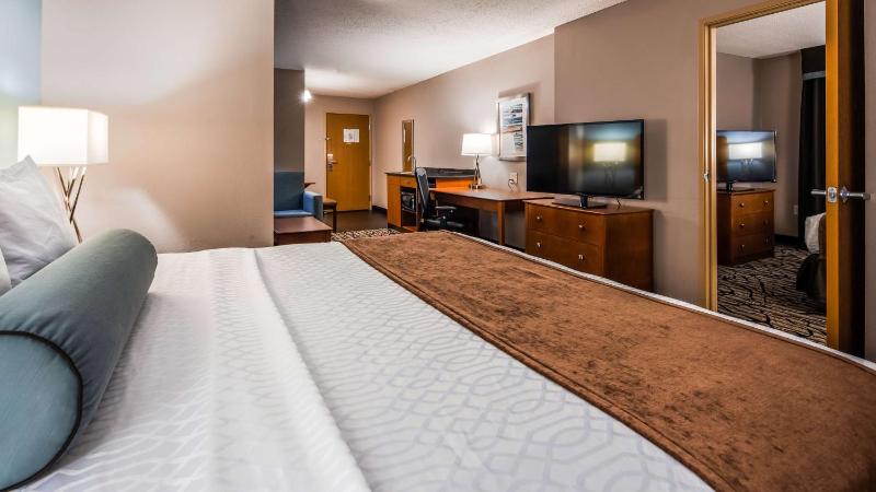 Suite with Two King Beds and Sofa Bed image 3