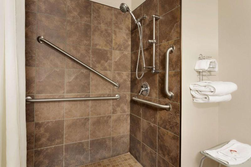 Queen Room - Mobility Access/Non-Smoking image 2