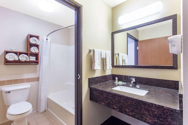 Family Suite with Hot Tub - Non-Smoking image 3