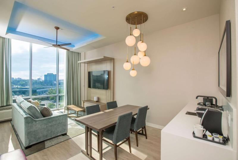 Superior King Suite image 3