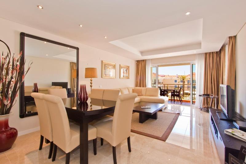 Luxury One-Bedroom Suite image 4