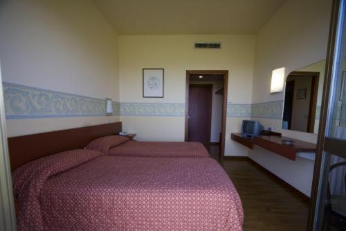 Twin Room image 3
