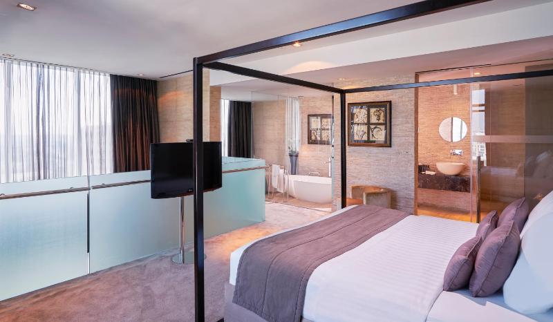 Duplex Suite with Lounge Access – High Floor image 1