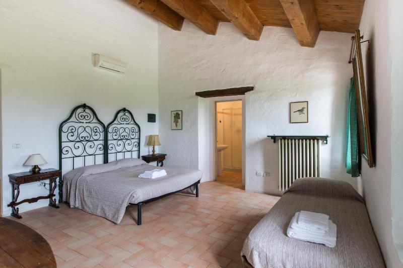 Superior Triple Room image 4