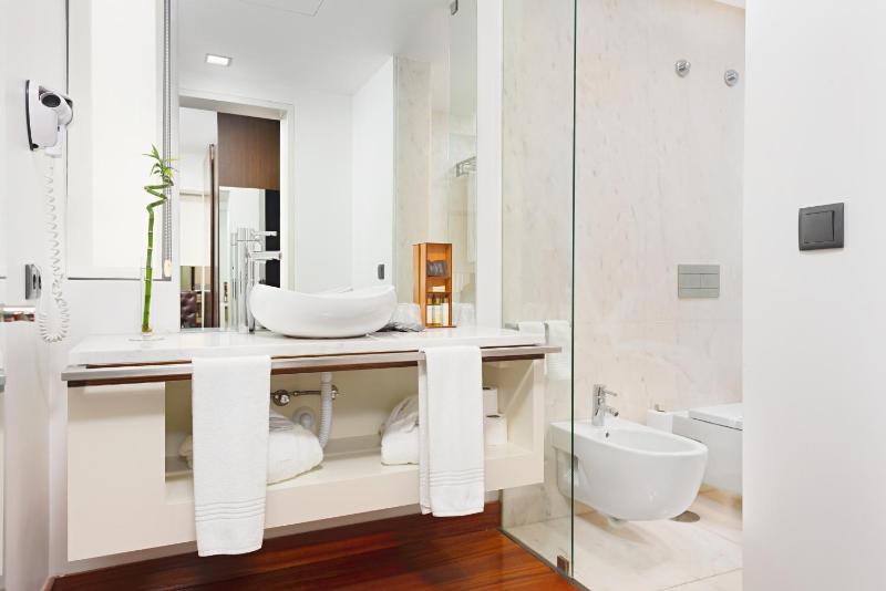 Superior Double or Twin Room with Sea View image 3