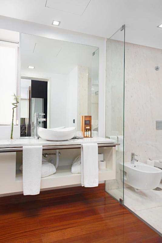 Superior Double or Twin Room with Sea View image 4