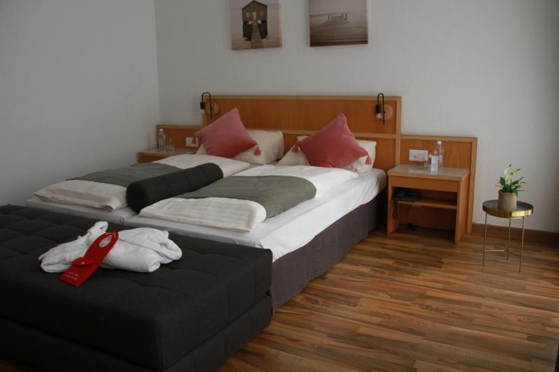 Standard Twin Room image 4