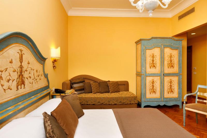 Superior Triple Room image 4
