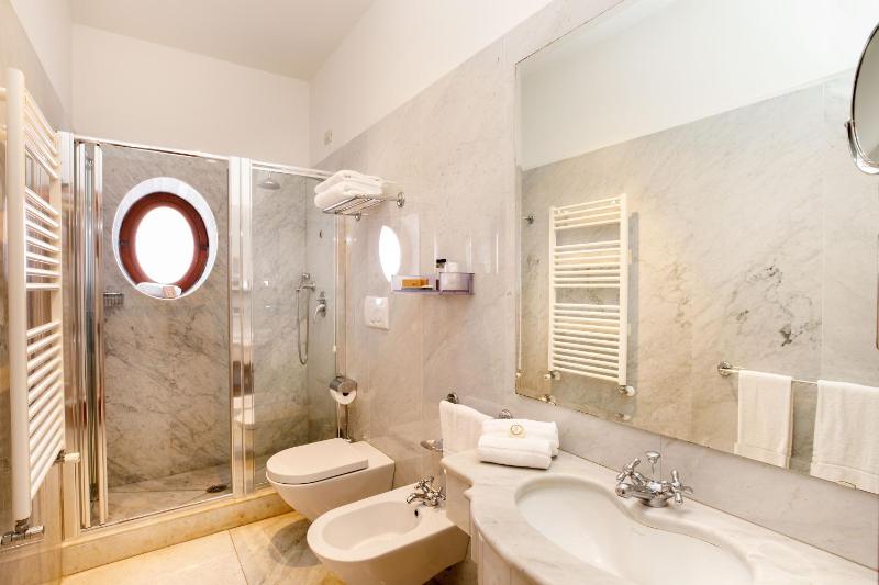 Superior Triple Room image 2