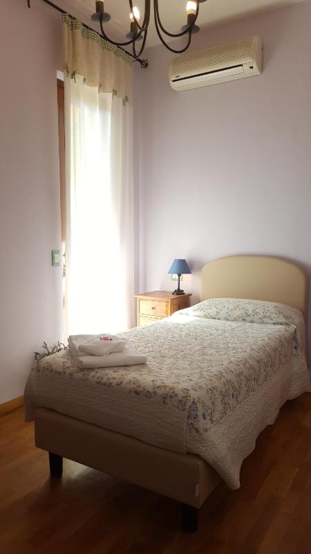 Single Room image 3