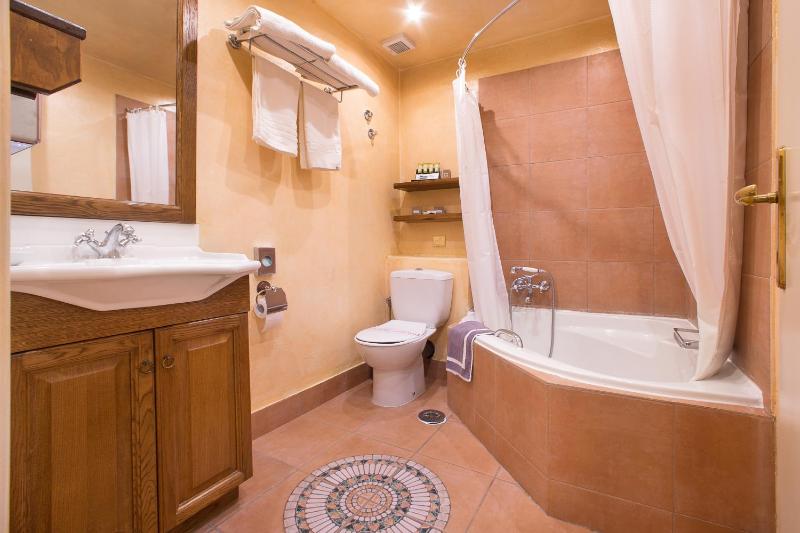 Double or Twin Room image 2