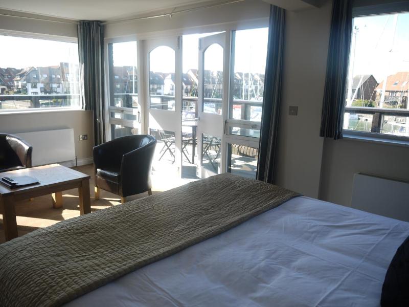 Deluxe Double or Twin Room with Balcony image 3