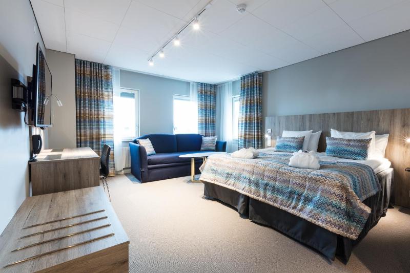 Business Twin Room with Sofa Bed image 3
