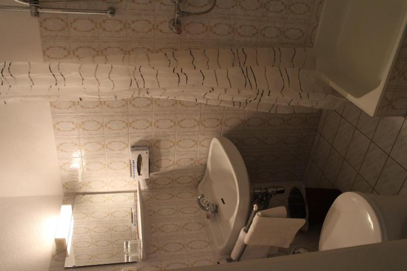 Single Room image 3
