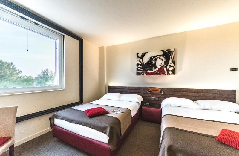 Superior Triple Room image 4