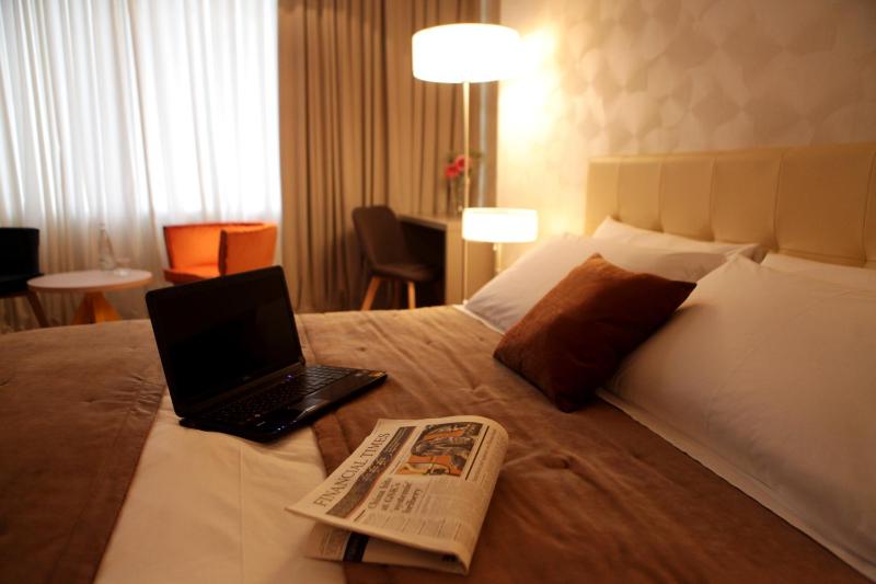 Family Room with Bath Tub - Non-Smoking image 3