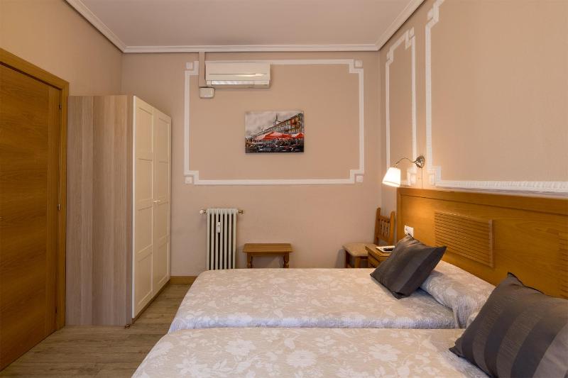 Double Room Single Use with Private Bathroom image 3