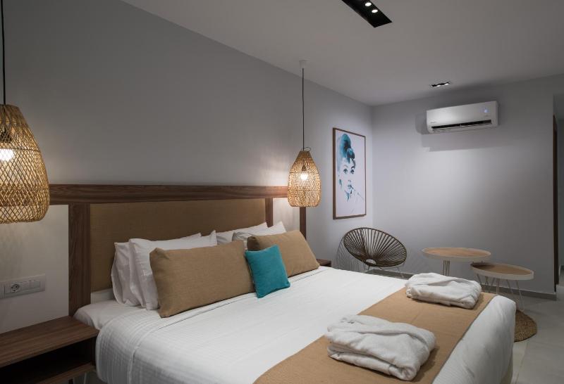 Junior Suite Swim Up image 2