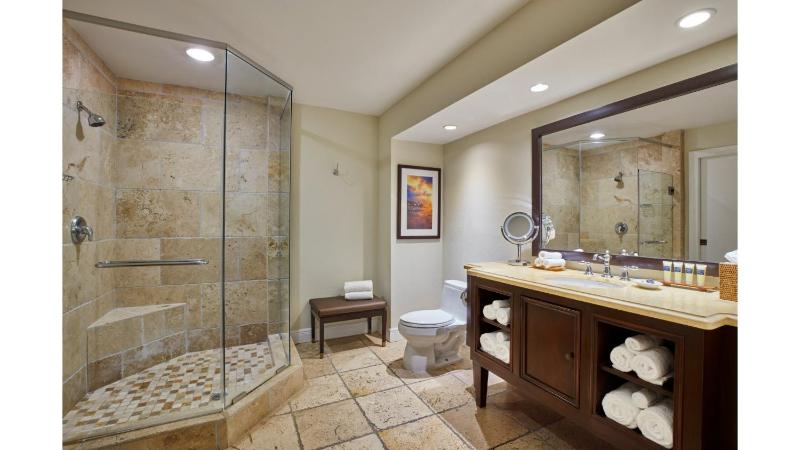 Golf Course Double Queen Guestroom image 4