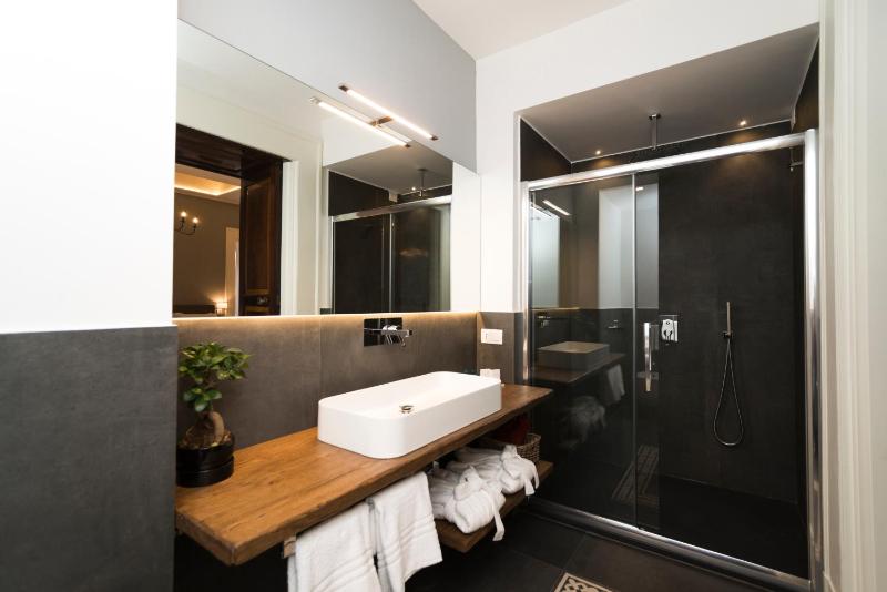 King Suite with Bath image 3