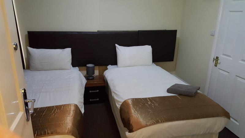 Twin Room with Shower image 2