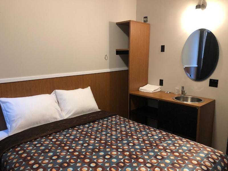Deluxe Queen Room with Shared Bathroom image 2