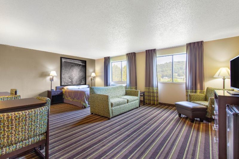 Queen Suite - Non-Smoking image 4