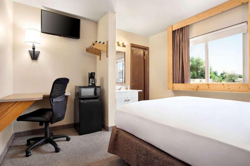 Queen Room with Hearing Impaired Access - Non-Smoking image 4