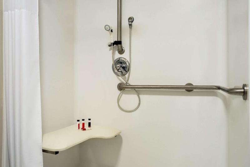 Queen Room - Mobility Access/Non-Smoking image 2