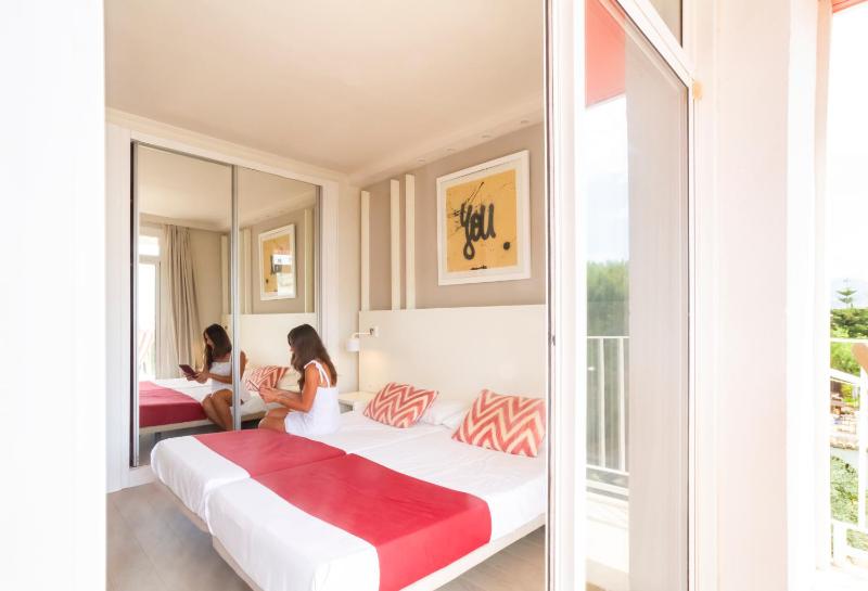 Standard Twin Room image 1