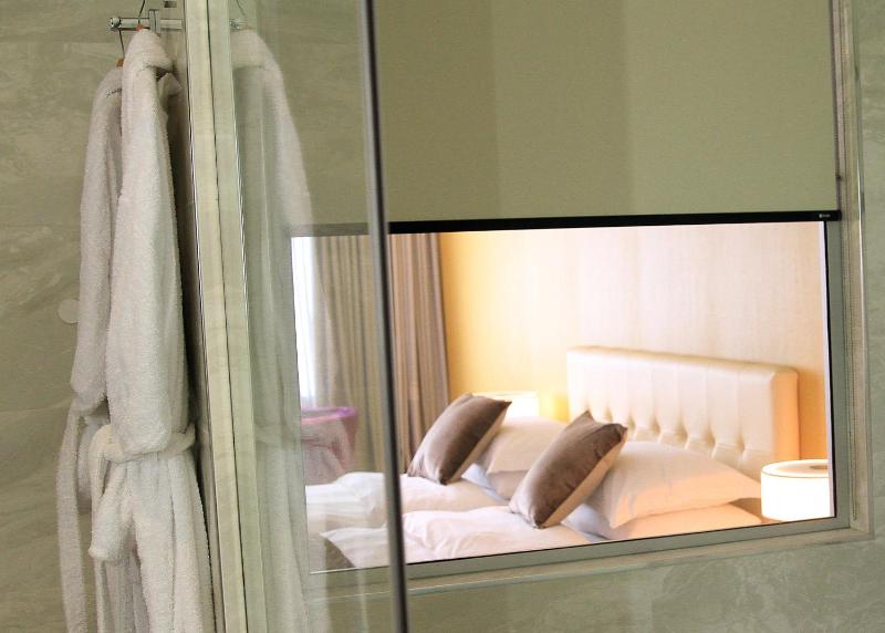 Family Room with Bath Tub - Non-Smoking image 4