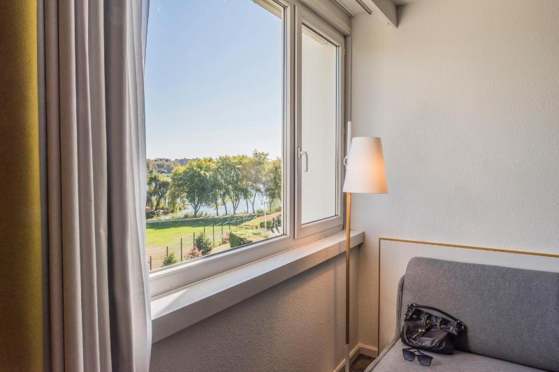 Executive Double Room with Sofa Bed and Lake View  image 1