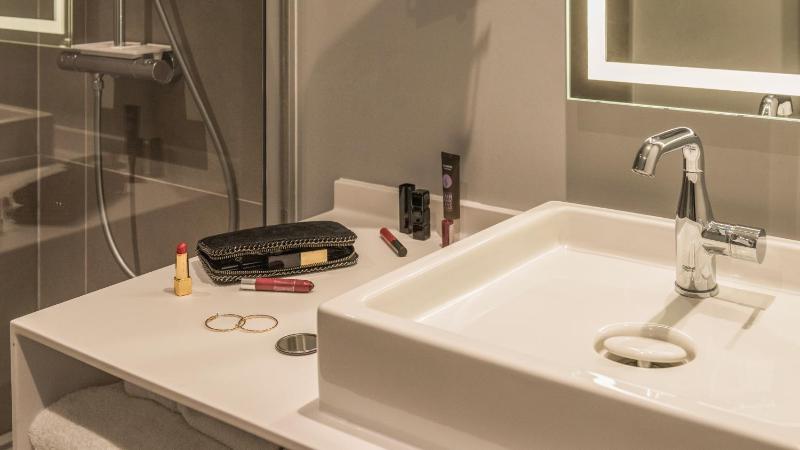 Executive Double Room with Sofa Bed and Lake View  image 2