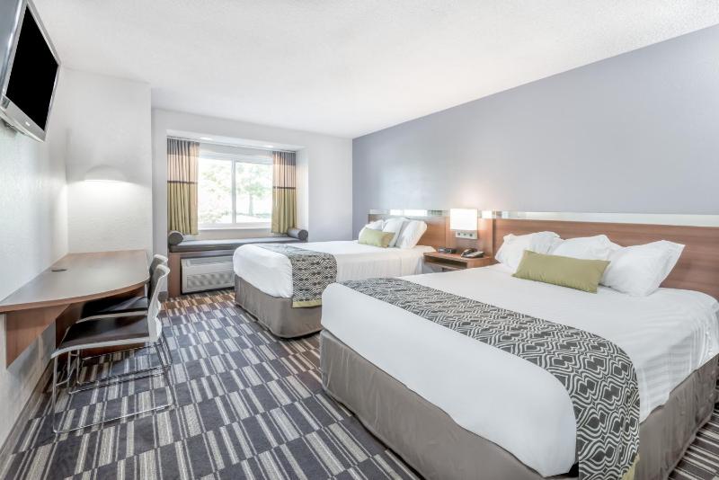 Queen Room with Two Queen Beds - Non-Smoking image 3