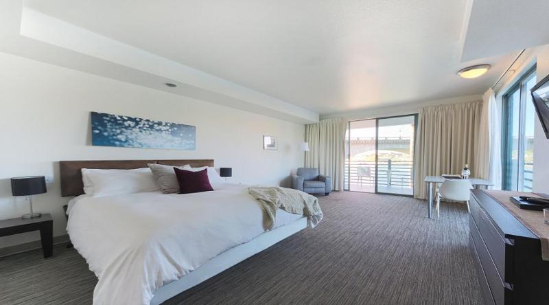 Luxury King Room image 3