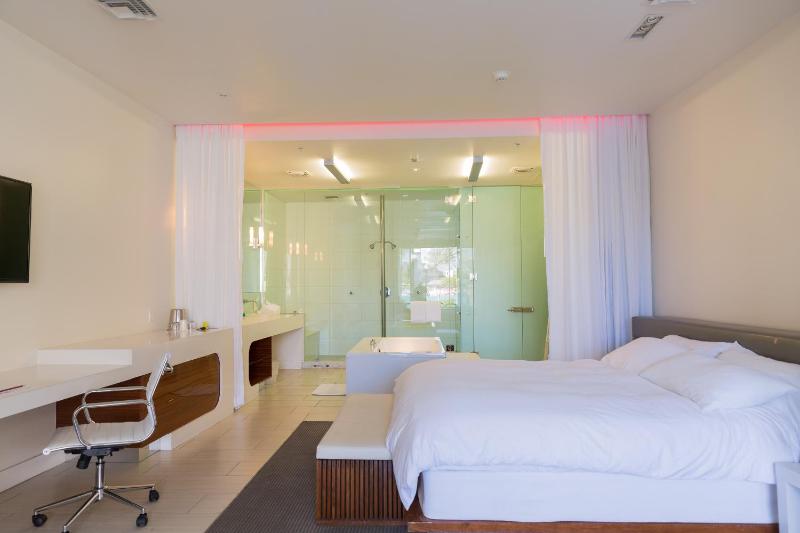 Luxury Suite image 3